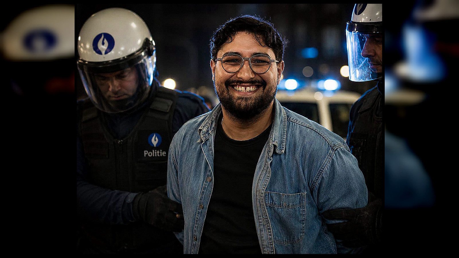 Groenvoorzitter poseert fier bij zijn aanhouding tijdens protest aan het Antwerpse stadhuis